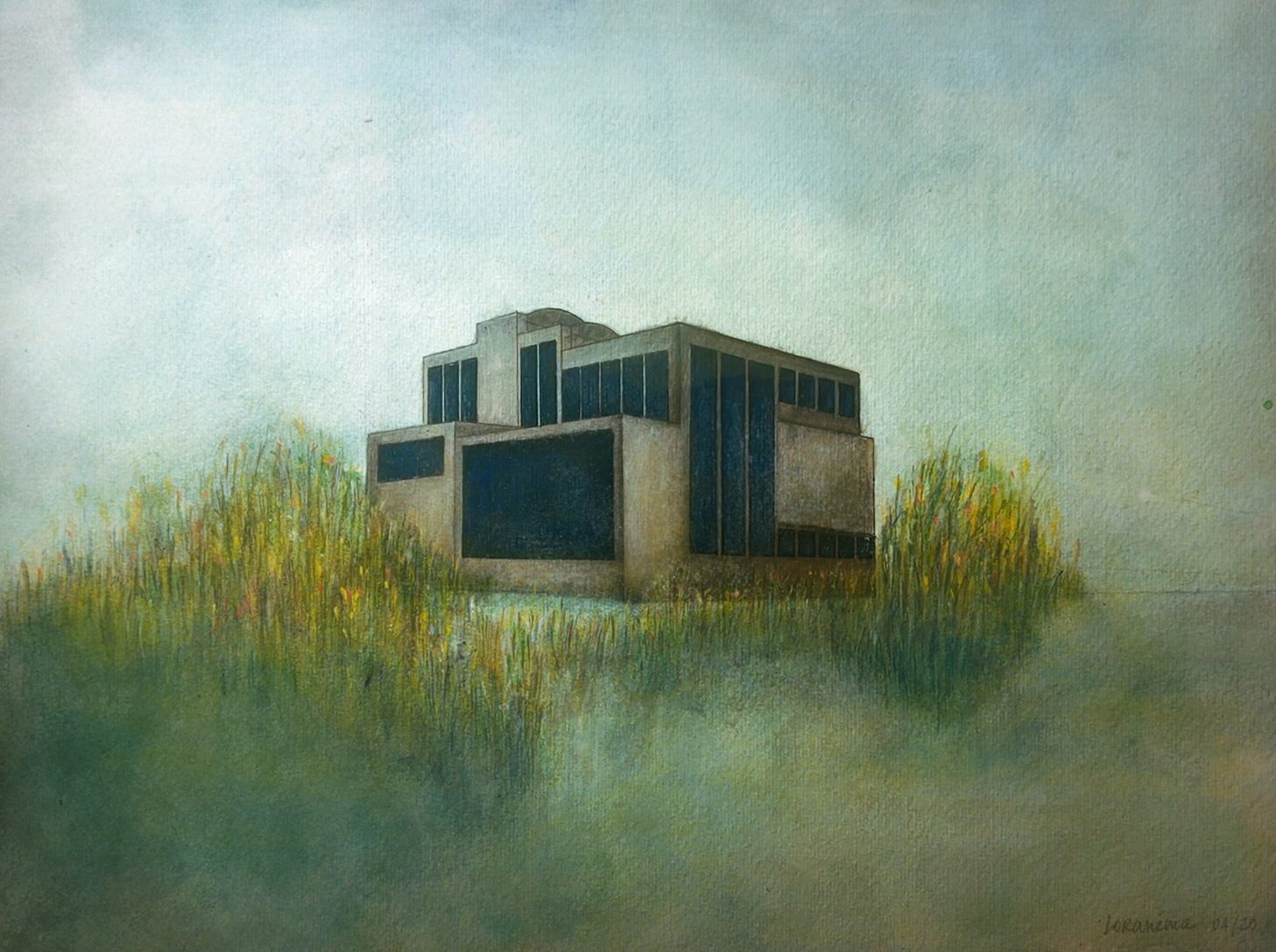 Au bord du vide : un bâtiment moderniste aux vitres sombres émerge des herbes hautes dans la brume.