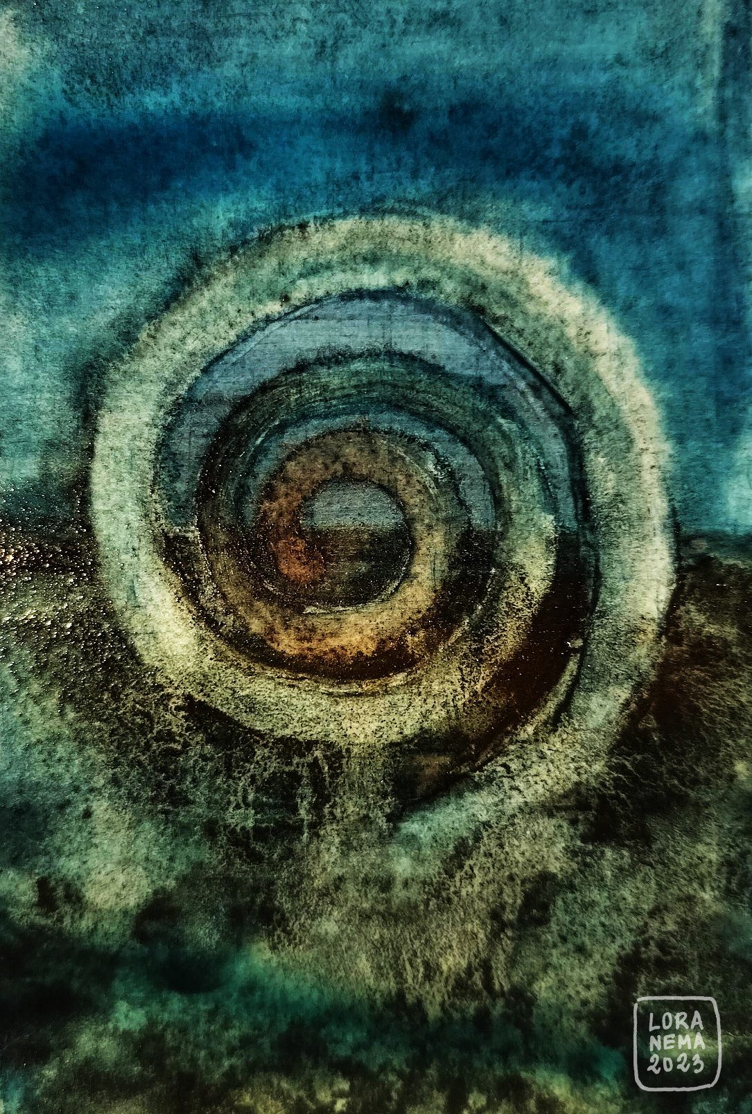 Inspirales : une spirale claire sur un fond bleu-vert profond, très texturé.
