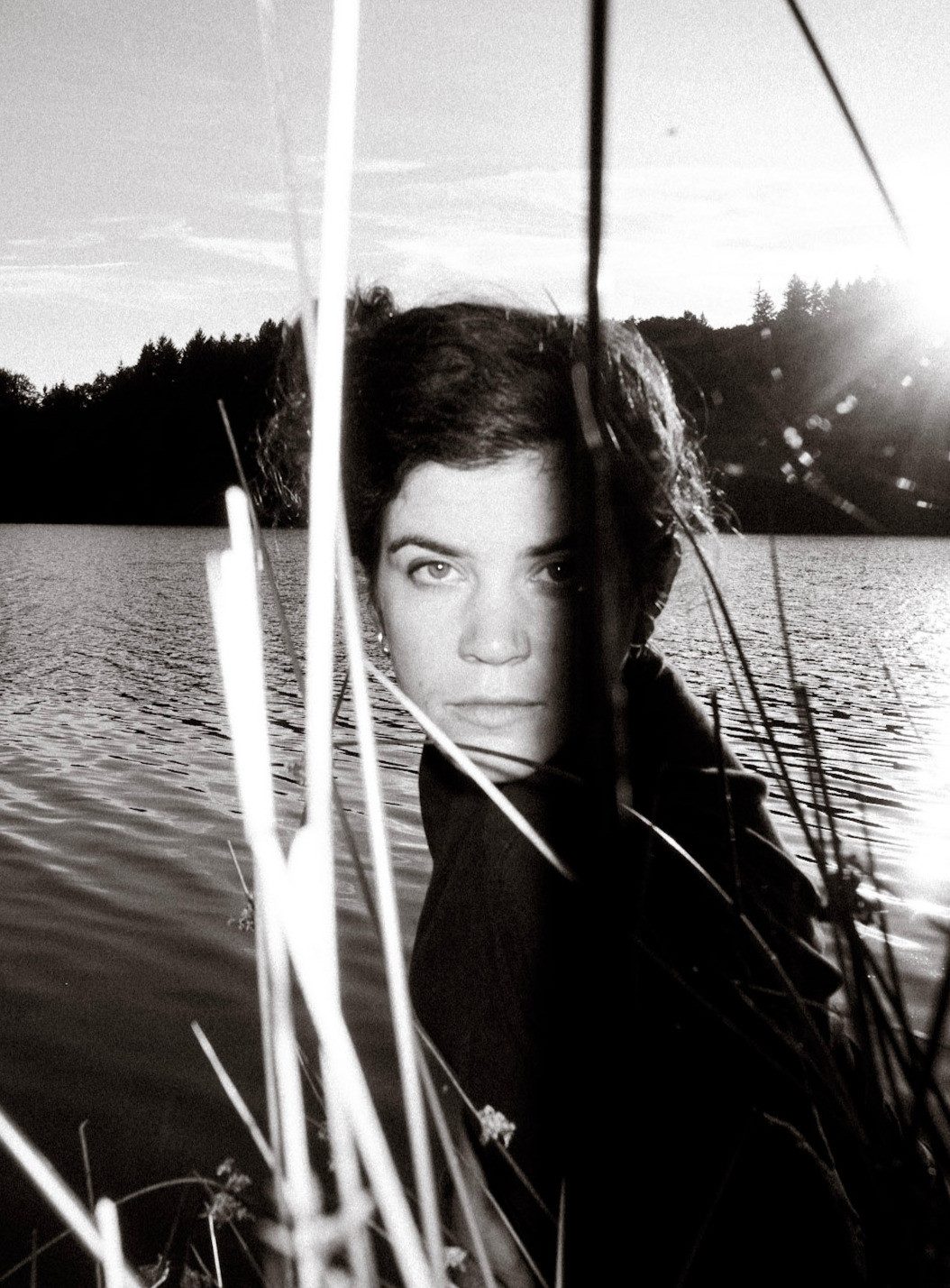 Portrait de Laure Montagné au bord d’un lac, en noir et blanc.