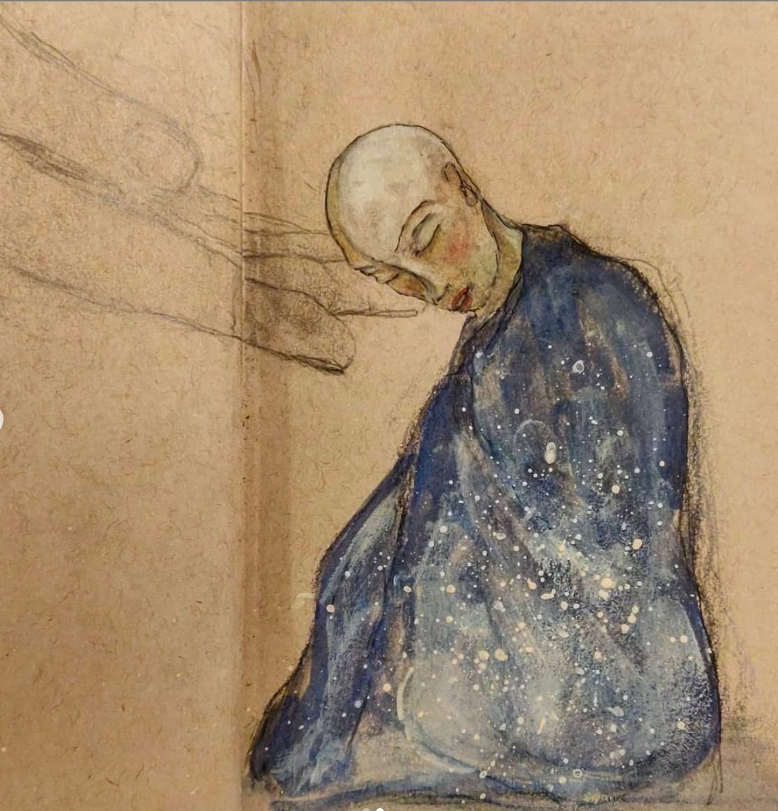 Réconfort : un personnage au crâne rasé, enveloppé d’un manteau bleu constellé, incline la tête.