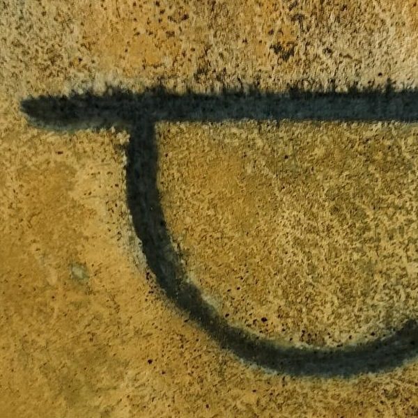 Détail de Soleil inversé : le trait sombre sur le grain ocre.
