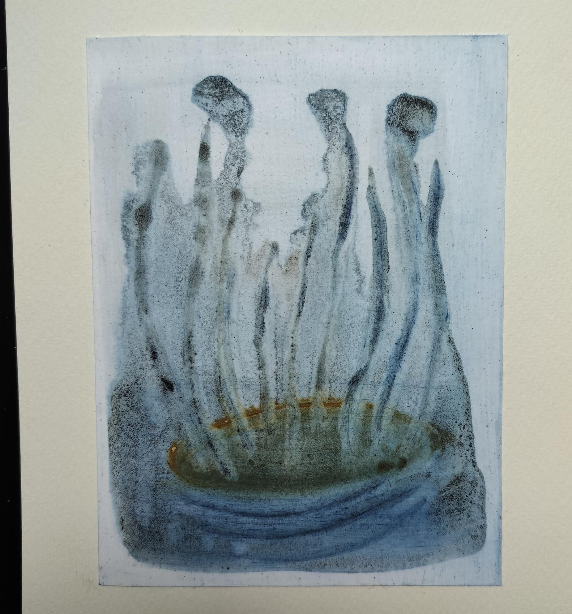 Souffles : des formes bleues s’élèvent comme des flammes au-dessus d’une eau.